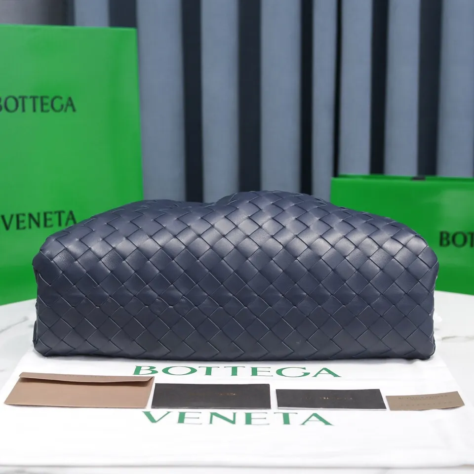 🔥🔥The counterattack of the popular Bottega Veneta started with this series of cloud bags, which went viral in the fashion circle and started a craze! Out of stock, out of stock, out of stock... One piece is hard to find, super hard to buy, regardless of age, season, or occasion. Very classy. Really, if you carry this on the road, it will turn heads! This is also the reason why this series is so expensive. Large size: 38*20*8.5cm [Big Cloud Weave] Black